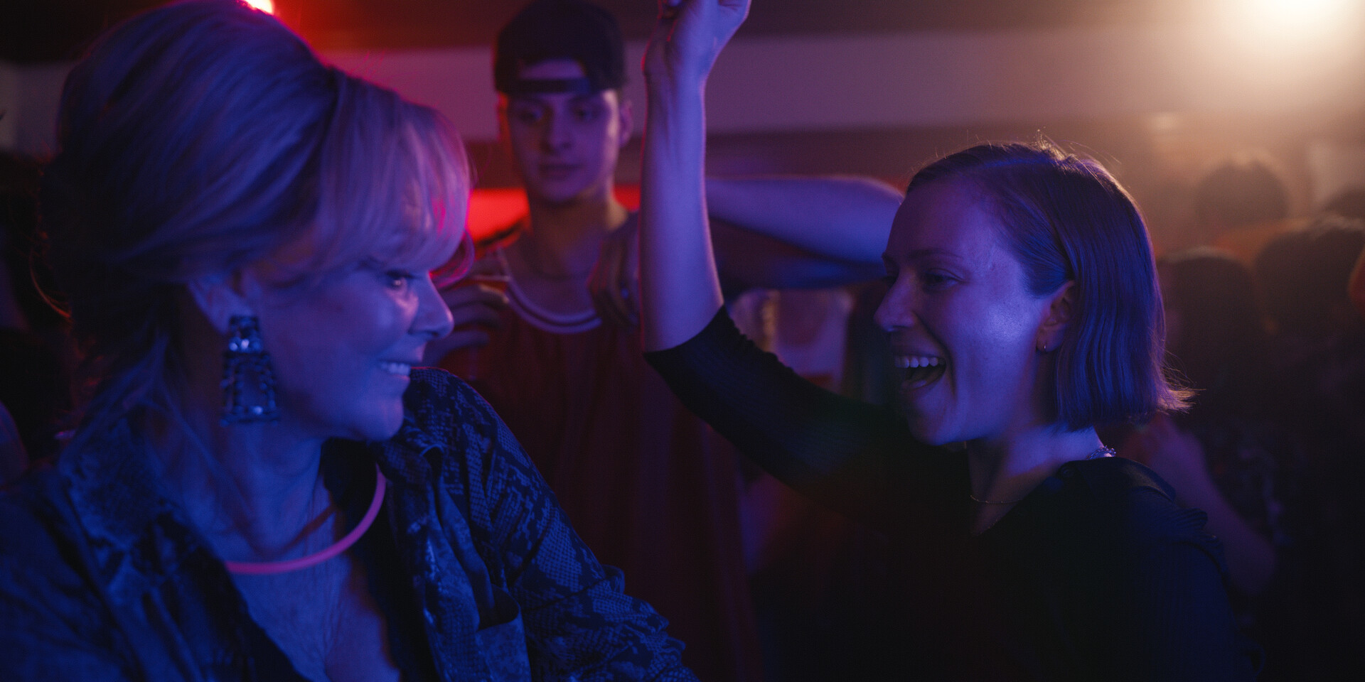 Jean Smart and Hannah Einbinder dancing